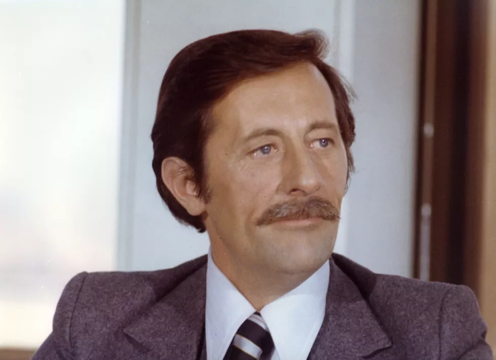AN ELEPHANT CAN BE EXTREMELY DECEPTIVE - Still of Jean Rochefort