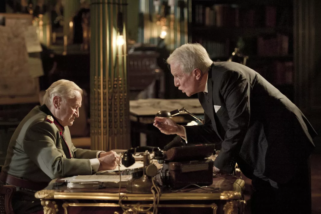 DIPLOMACY - Still of AndrĂ© Dussollier and Niels Arestrup